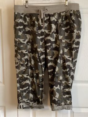 Avenue Cotton Roll Up w/Snap Tabs Camo Print Capri w/ Drawstring Waist Sz 14